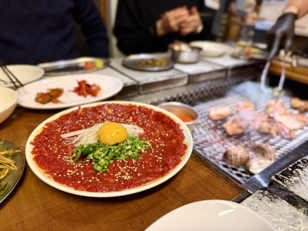 ソウル 山清炭火ガーデン乙支路のユッケ