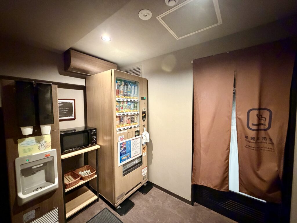 ドーミーイン東京八丁堀の自動販売機と喫煙室