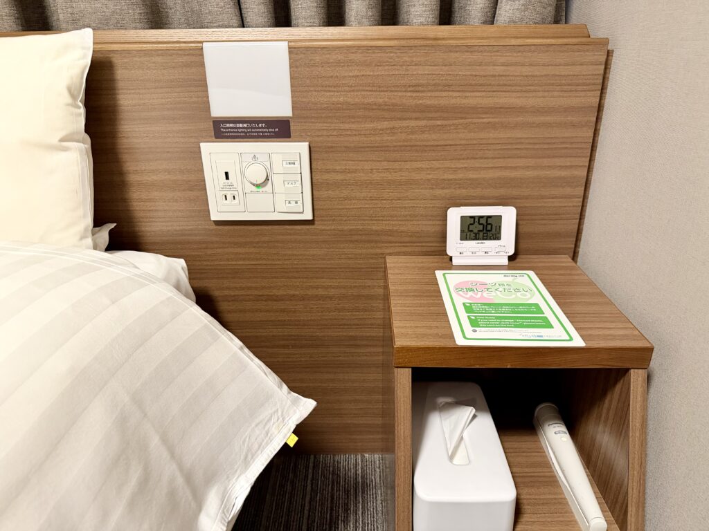 ドーミーイン東京八丁堀のベッドサイド