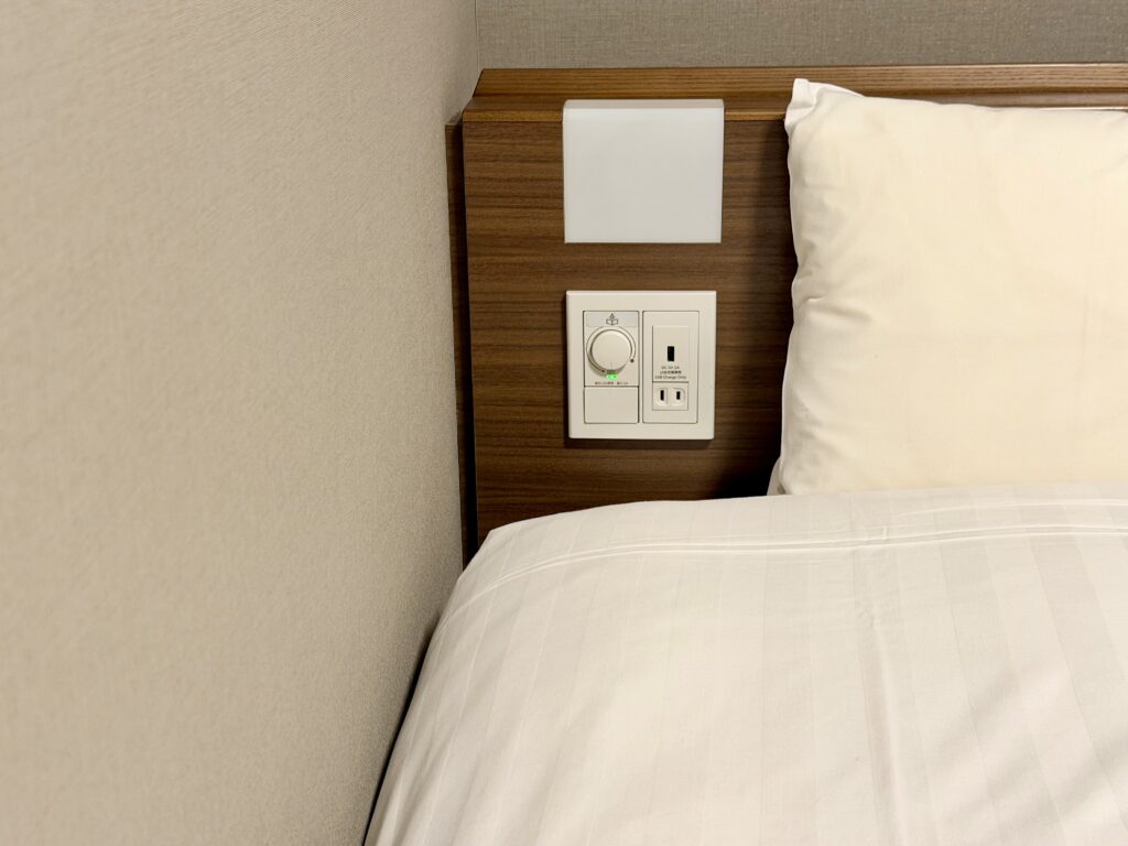 ドーミーイン東京八丁堀のベッドサイドスイッチ