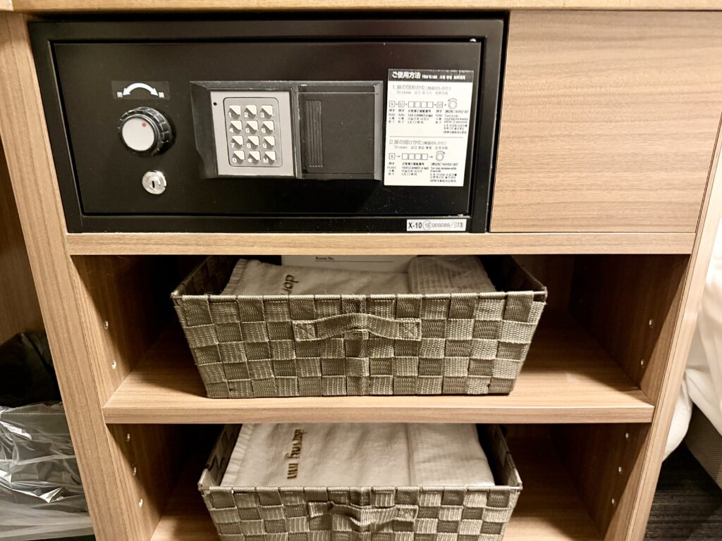 ドーミーイン東京八丁堀の客室のタオルと金庫