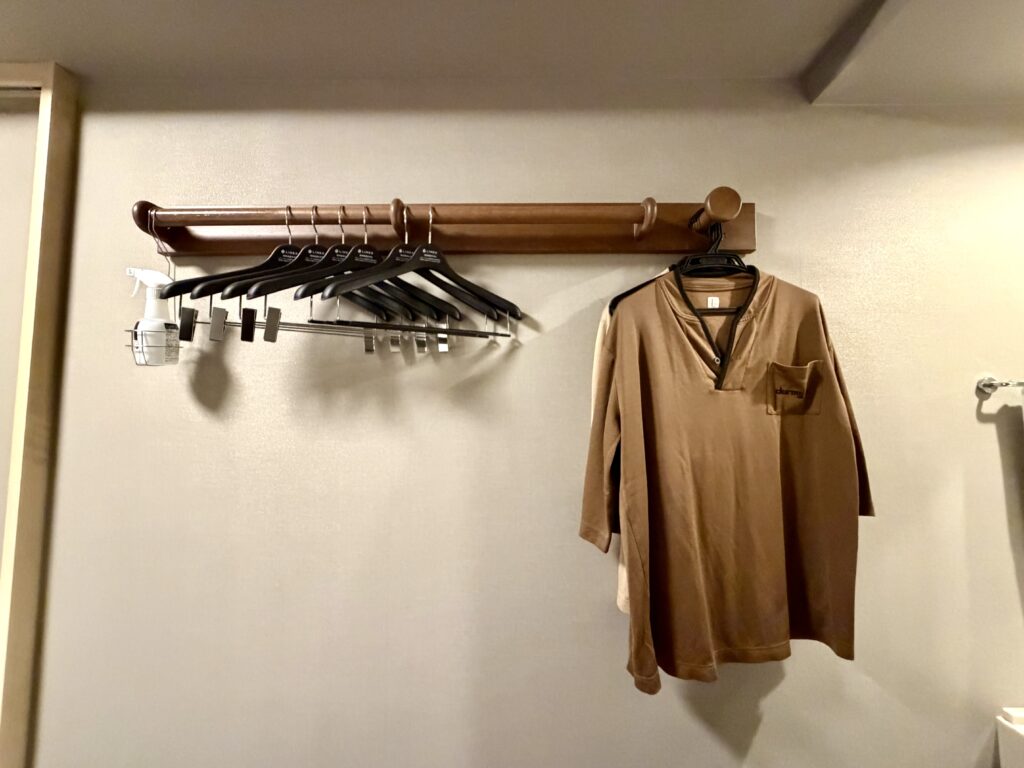 ドーミーイン東京八丁堀のハンガーラックと館内着
