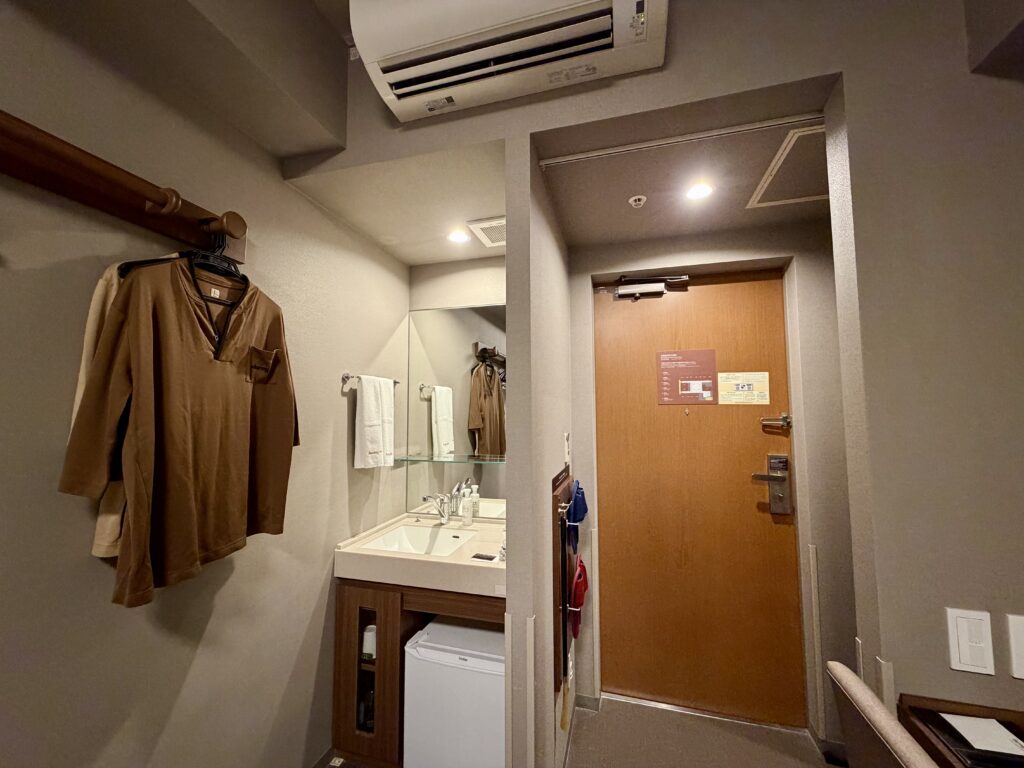 ドーミーイン東京八丁堀のハンガーラックと館内着と洗面台