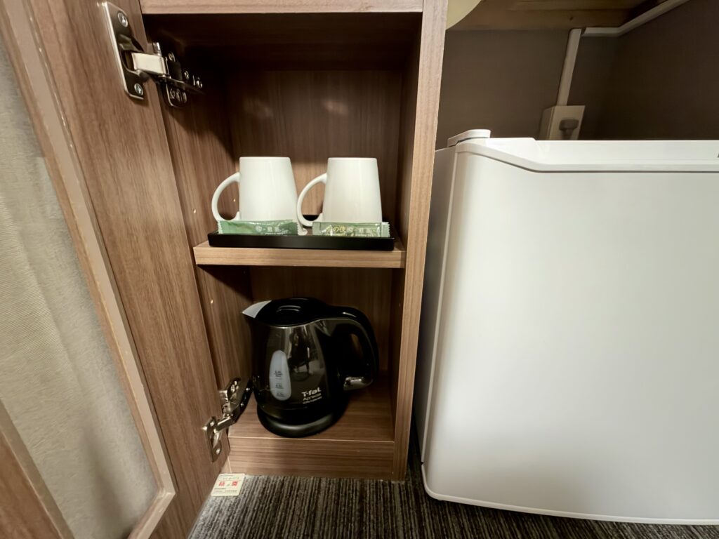 ドーミーイン東京八丁堀の冷蔵庫と電子ケトル