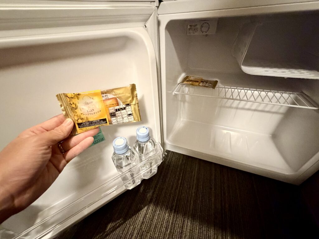 ドーミーイン東京八丁堀の冷蔵庫とウェルカムスイーツ