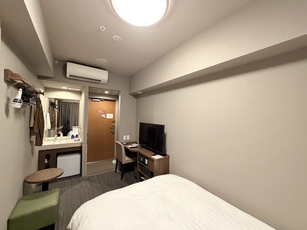 ドーミーイン東京八丁堀のダブル（デスクタイプ）客室の様子