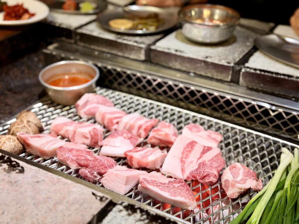 ソウル 山清炭火ガーデン乙支路 サムギョプサル