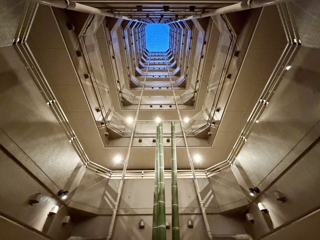 ドーミーイン東京八丁堀 館内吹き抜けの様子