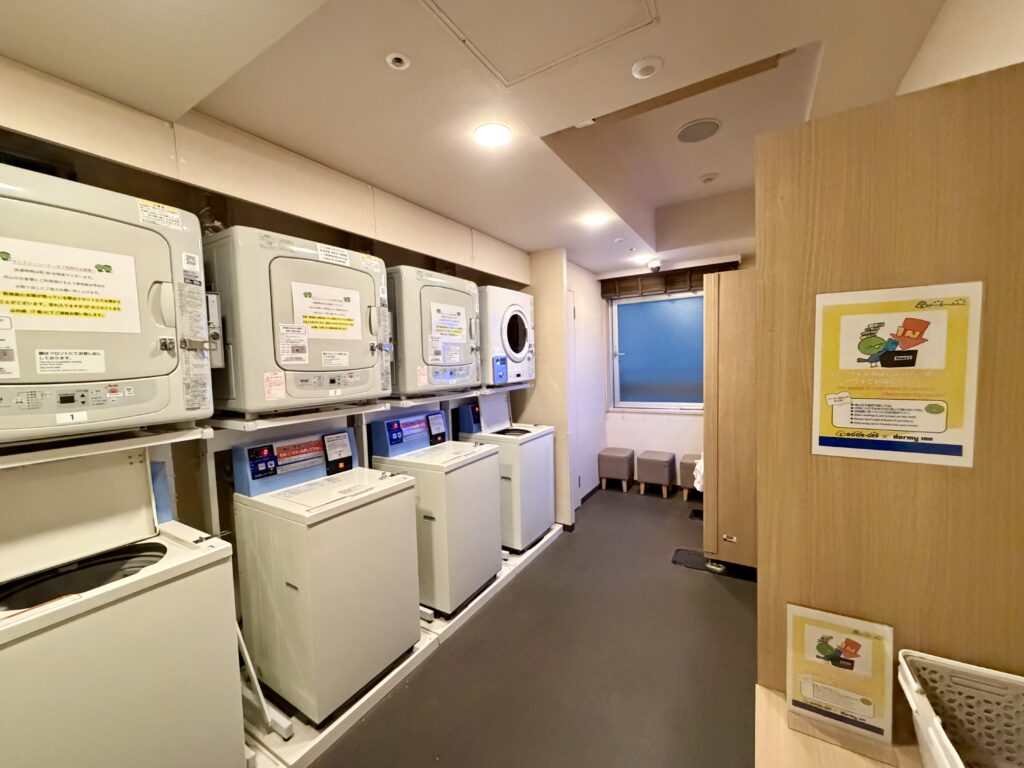 ドーミーイン東京八丁堀 漫画・ランドリーコーナー