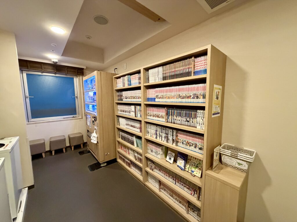 ドーミーイン東京八丁堀 漫画・ランドリーコーナー