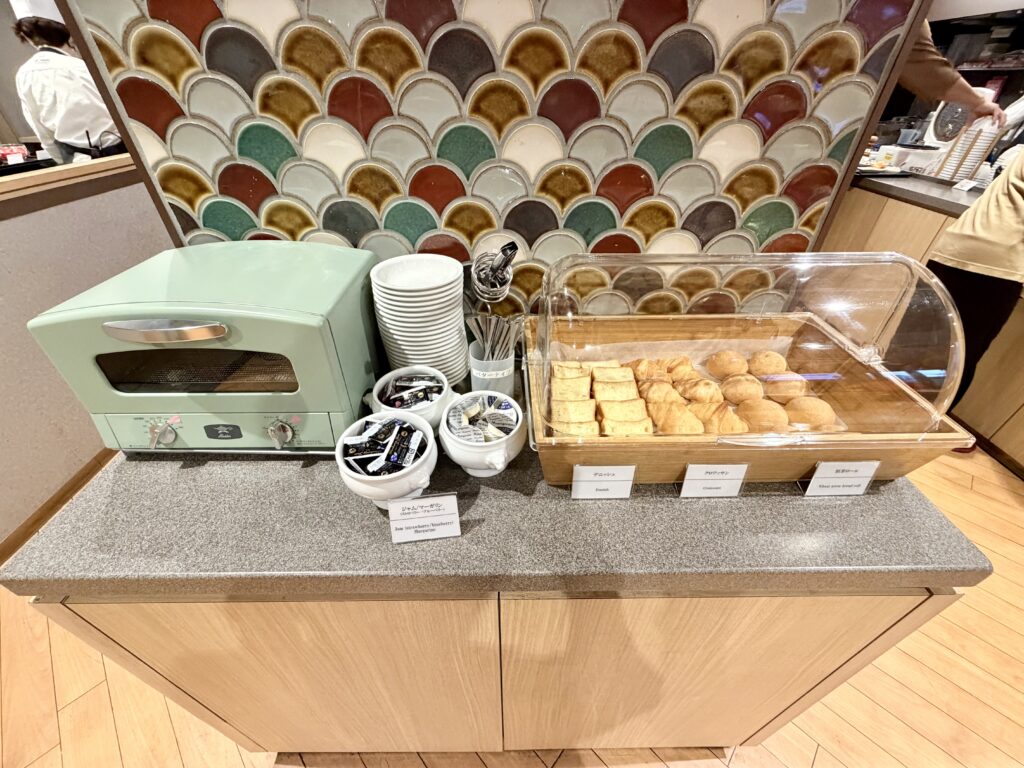 ドーミーイン東京八丁堀の朝食 パンコーナー