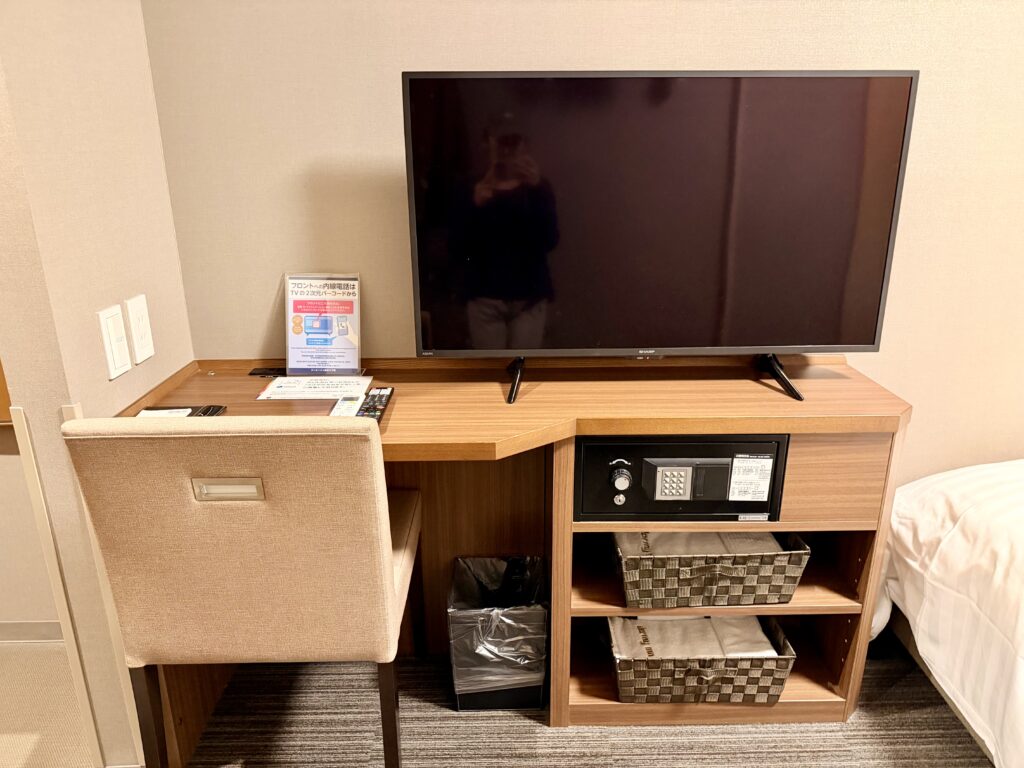 ドーミーイン東京八丁堀 テレビとデスク