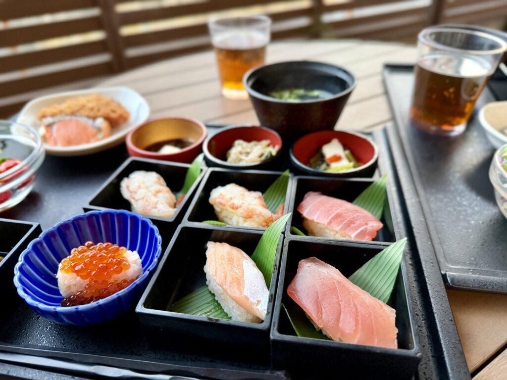 ドーミーイン東京八丁堀 朝食 お寿司を食べる