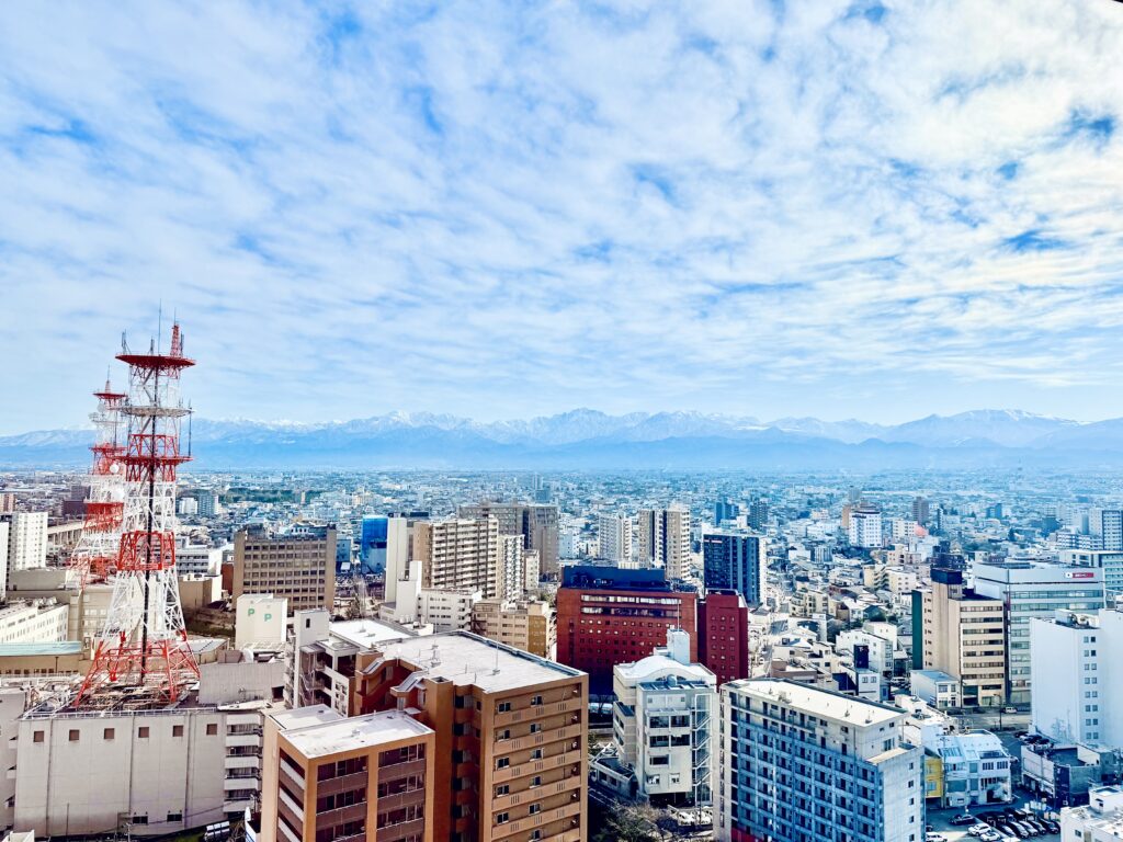 富山市役所展望塔からみた立山連邦