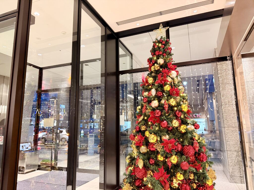ダブルツリーbyヒルトン富山 エントランスのクリスマス飾り