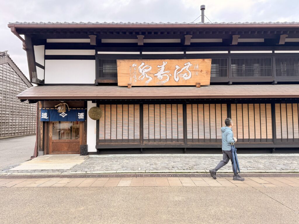 岩瀬地区にある満寿泉の立ち飲み店「沙石」