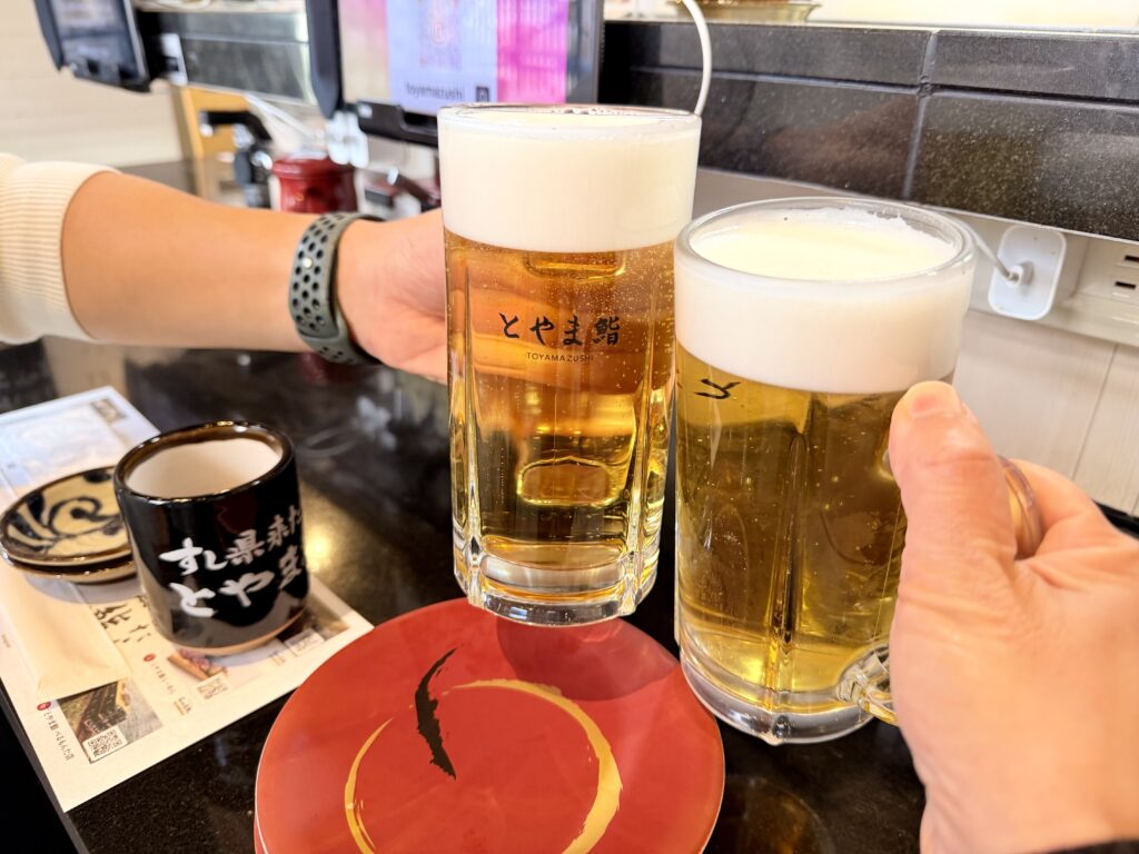 廻転とやま鮨 まずはビールで乾杯