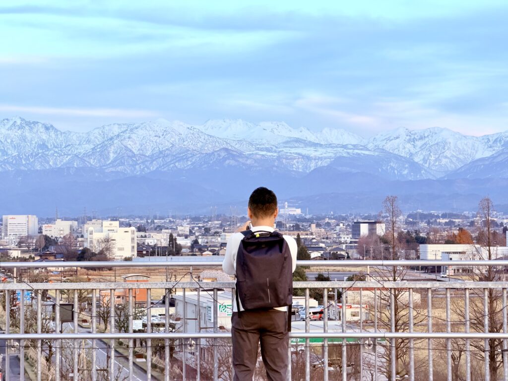 富山きときと空港 展望デッキから見た立山連峰