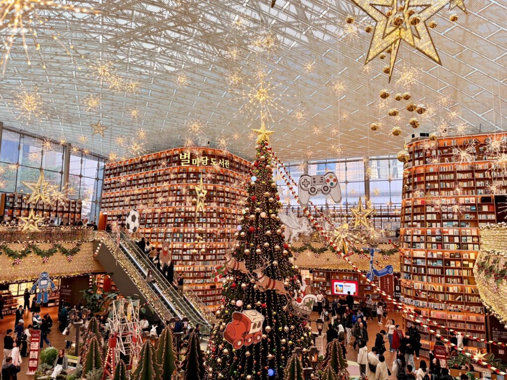 クリスマスの飾り付けのピョルマダン図書館