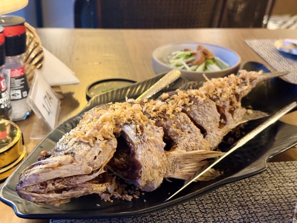 サムイ島Kapi Sator(カピ・サトー)スズキの丸ごと揚げ