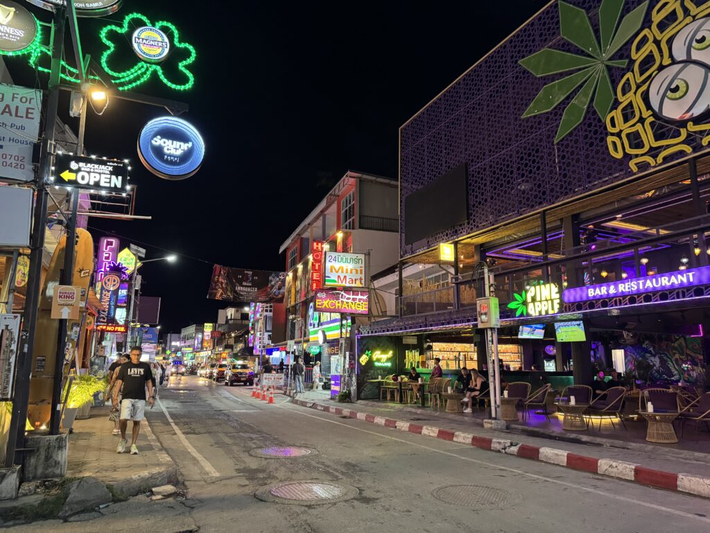 サムイ島 夜のチャウエンビーチロード