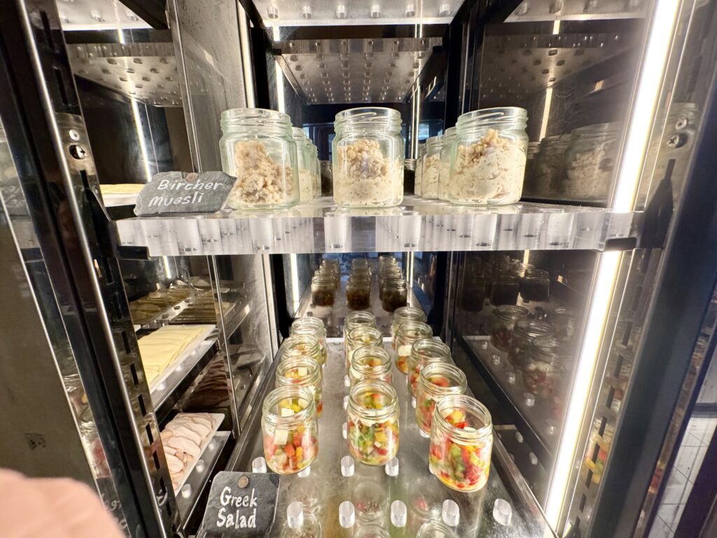 サムイ島のマラスカサムイ 朝食ビュッフェ ミューズリーとグリーンサラダ