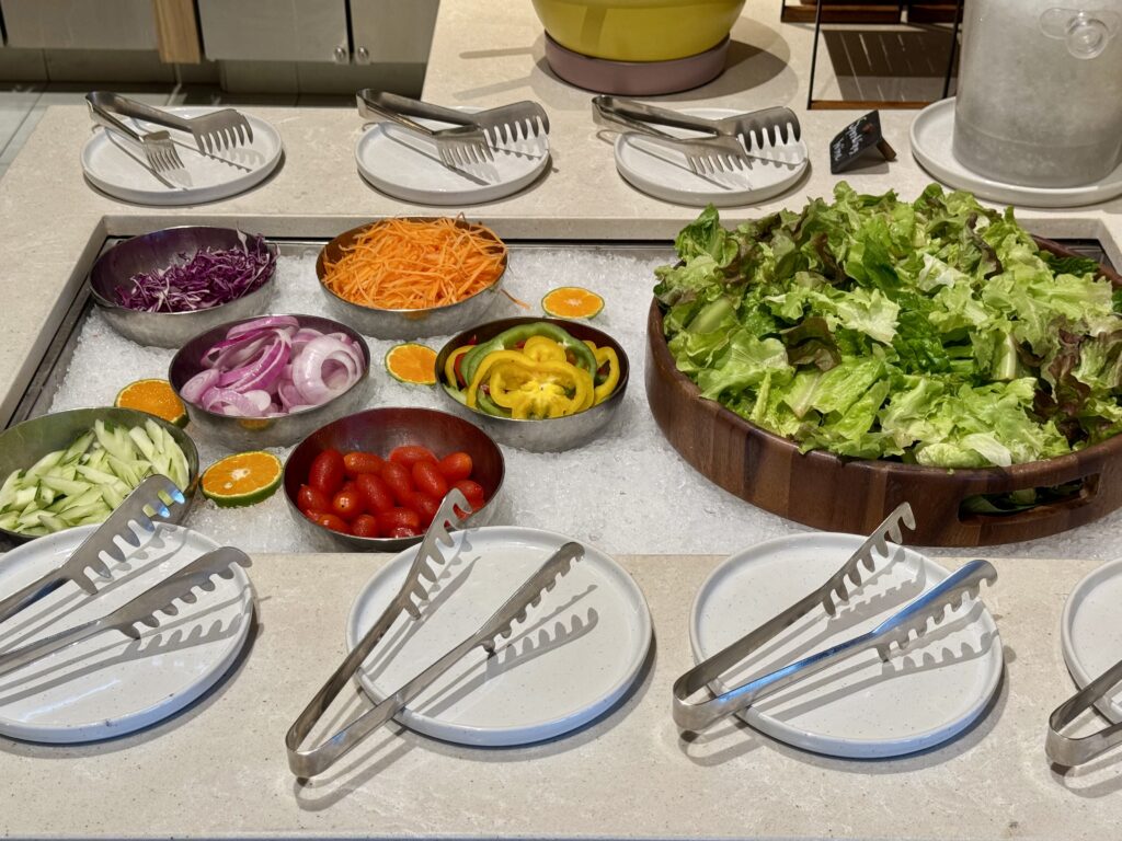 サムイ島のマラスカサムイ 朝食ビュッフェ サラダコーナー