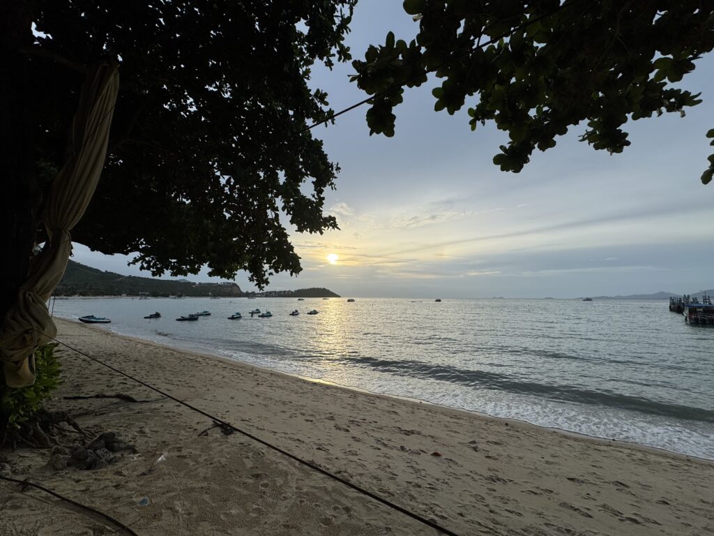 サムイ島 Sabienglae (サビアンレー) バンラックビーチ店 ビーチからみた夕景