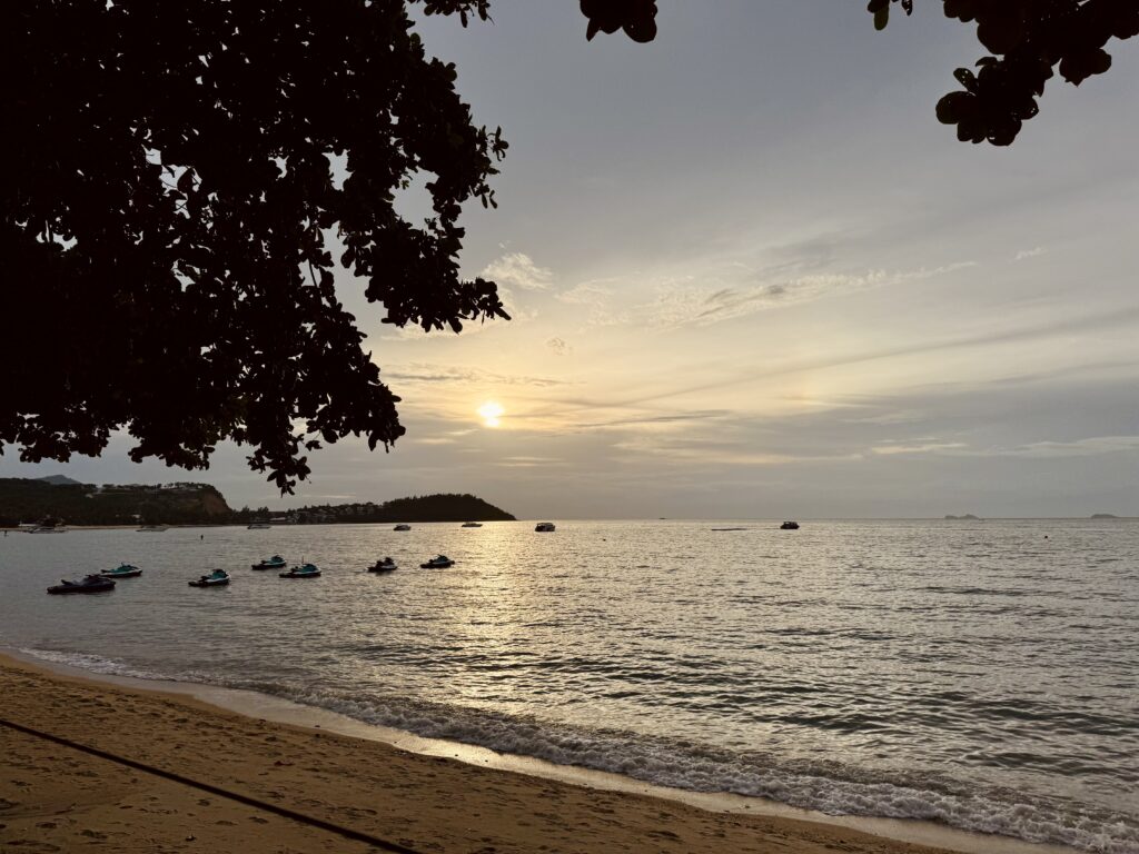 サムイ島 Sabienglae (サビアンレー) バンラックビーチ店 ビーチからみた夕景
