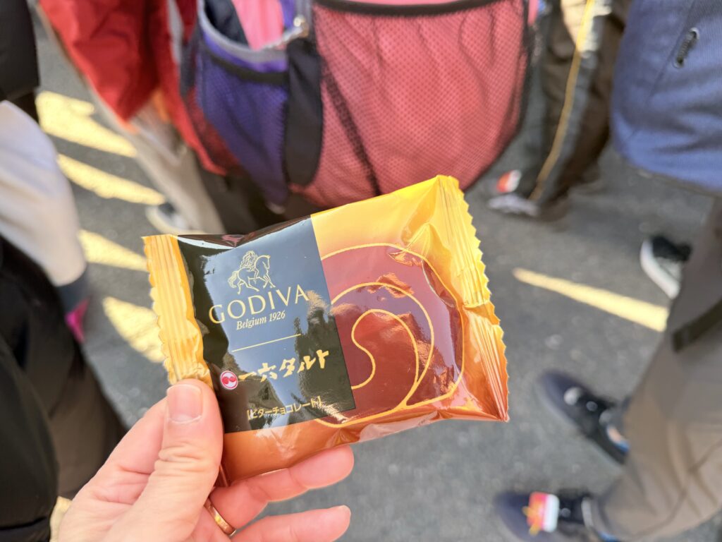 フロストバイトロードレース 入場待ちでゴディバと一六タルトのコラボスイーツをいただきます