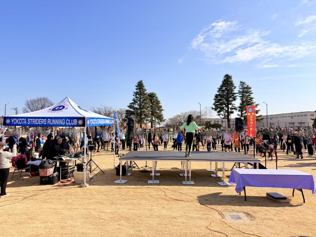 フロストバイトロードレース 大会前の準備運動はズンバ