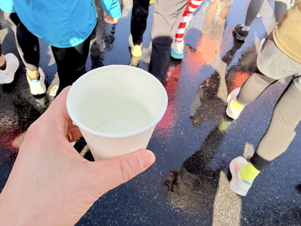 フロストバイトロードレース 給水で水分補給