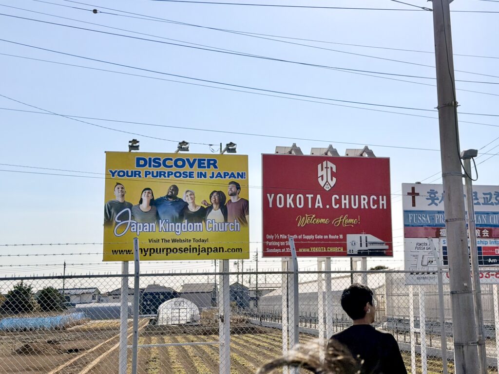 フロストバイトロードレース 横田基地内には信号や看板もあり