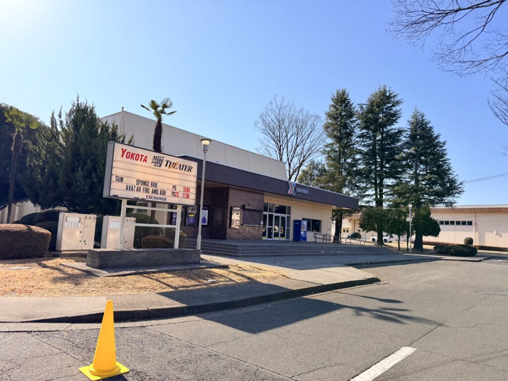 フロストバイトロードレース 横田基地内にはシアターもあり