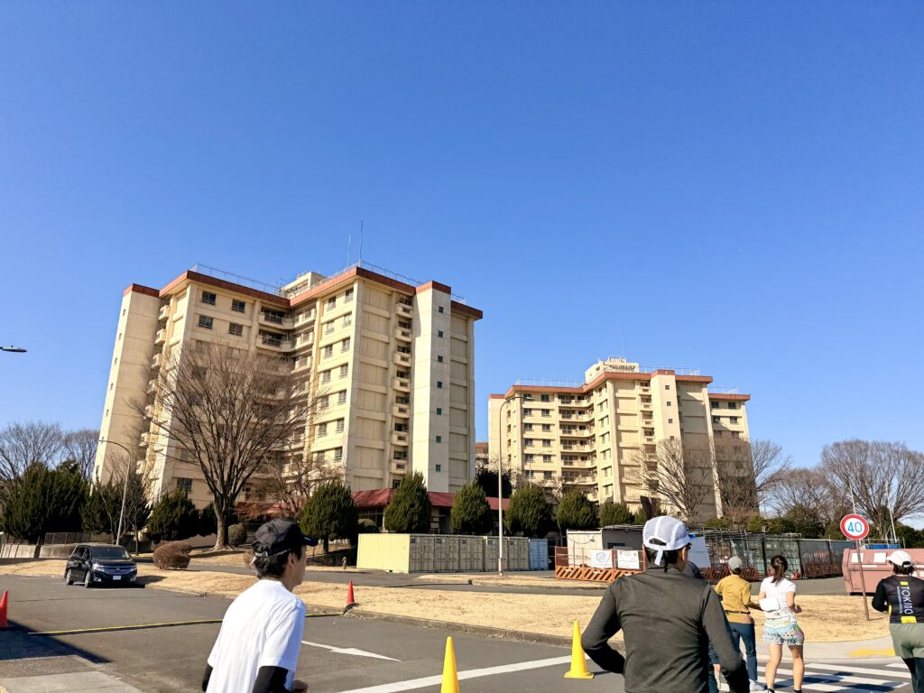 フロストバイトロードレース 横田基地内にはマンションもあってまるで町みたい