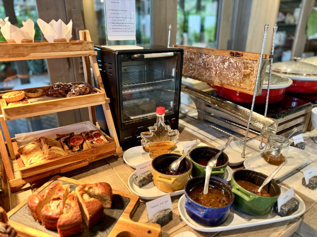 ケープファーンホテル 朝食ビュッフェ トースターとジャムやはちみつ