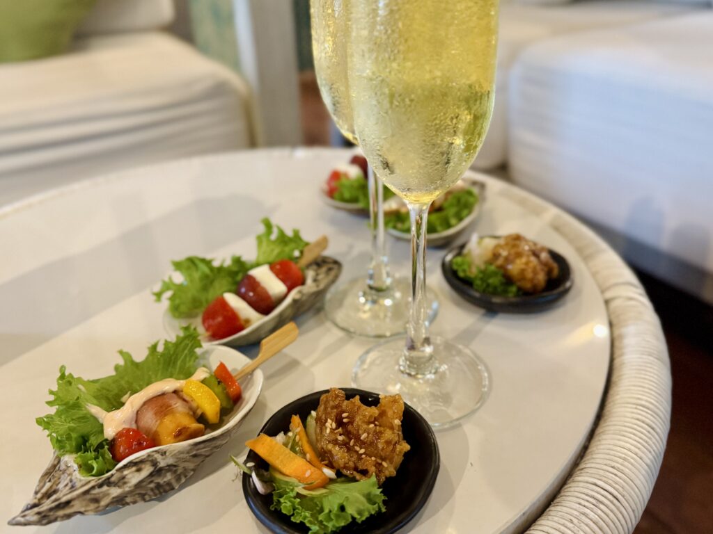 ケープファーンホテル カクテルタイムでいただいたスパークリングワインとカナッペ
