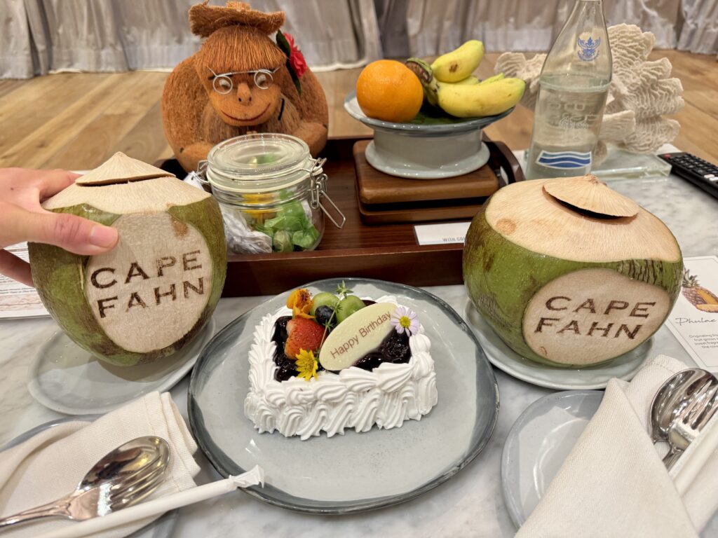 ケープファーンホテル バースデーケーキとココナッツウォーター