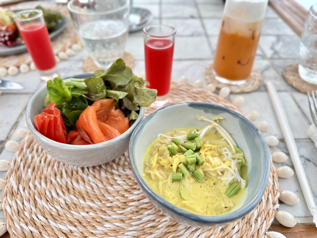 ケープファーンホテル 朝食で食べたイエローカレーヌードル
