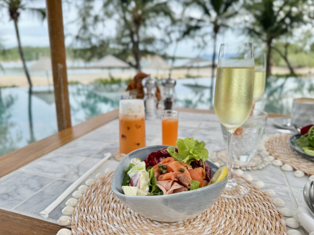 ケープファーンホテル 朝食 サラダボウルとスパークリングワイン