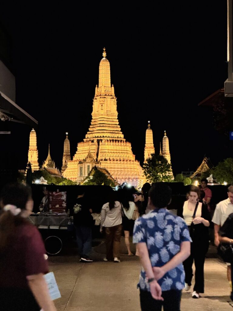 make me mango(メイクミーマンゴー) 店舗を出ると目の前にワットアルン発見