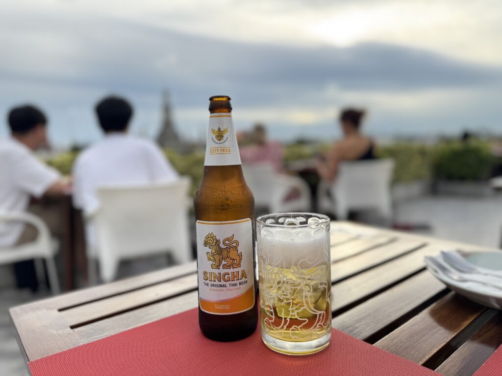 Chom Arun（チョムアルン）のルーフトップで飲むシンハービール