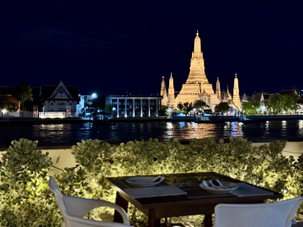 Chom Arun（チョムアルン）のルーフトップからの見る夜のライトアップされたワットアルン