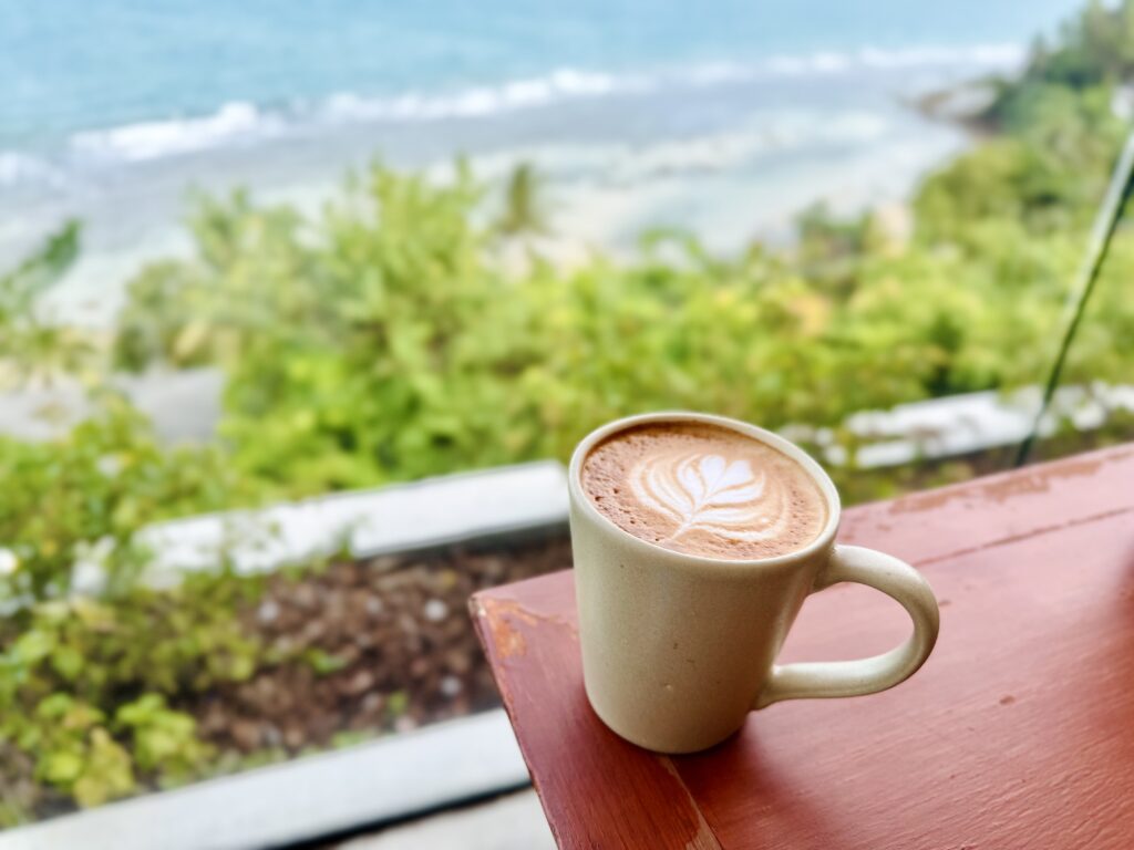 コンラッド コ サムイ 朝食会場のテラス席にて