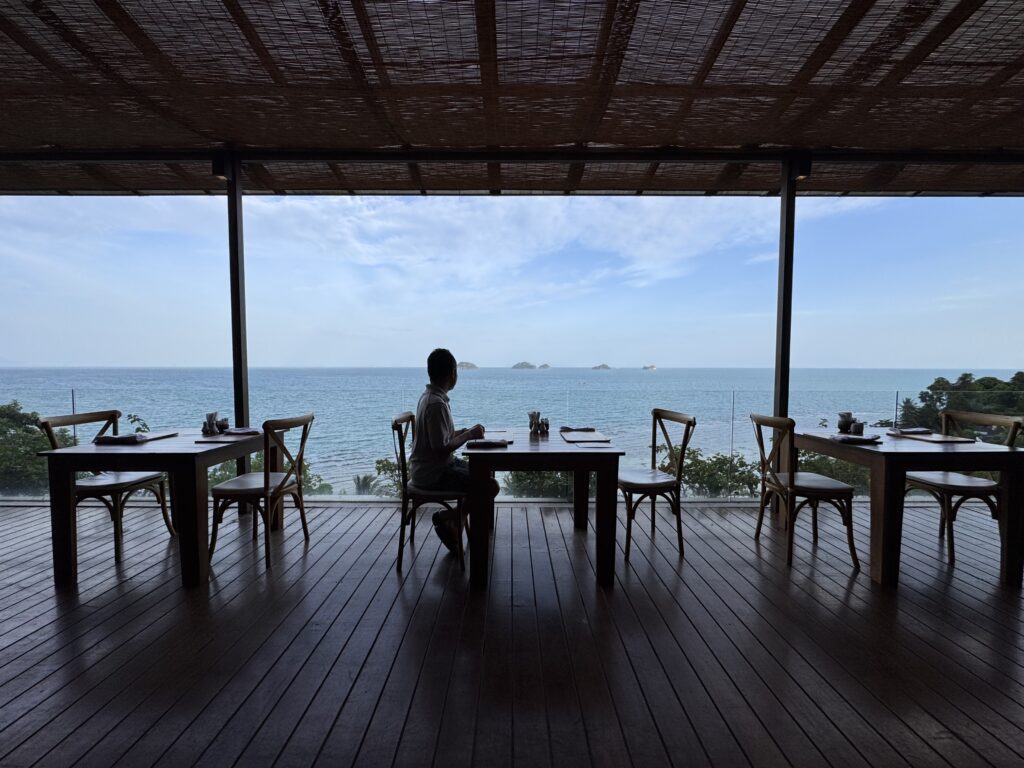 コンラッド コ サムイ 朝食会場のテラス席の様子