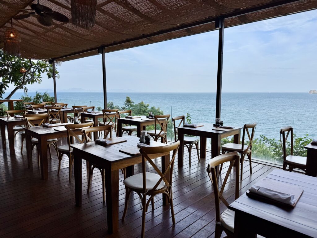 コンラッド コ サムイ 朝食会場のテラス席の様子