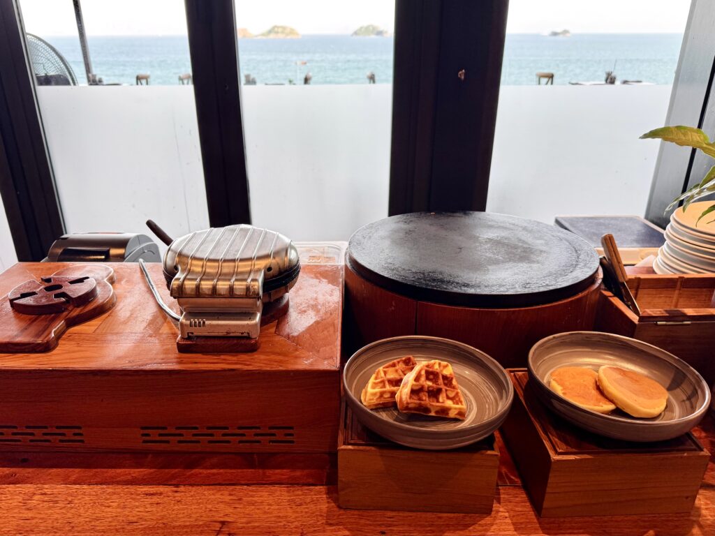 コンラッドコサムイ 朝食 パンケーキ＆ワッフルコーナー