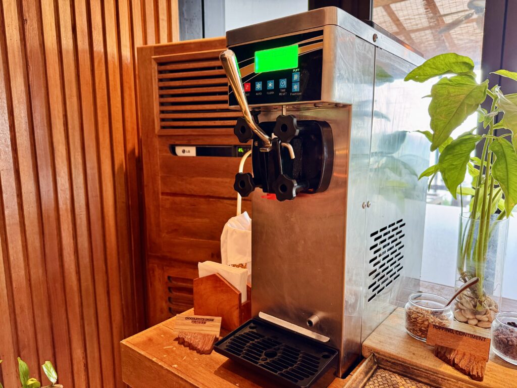 コンラッド コ サムイ 朝食 ソフトクリームマシン