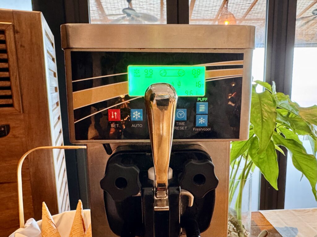 コンラッド コ サムイ 朝食 ソフトクリームマシン