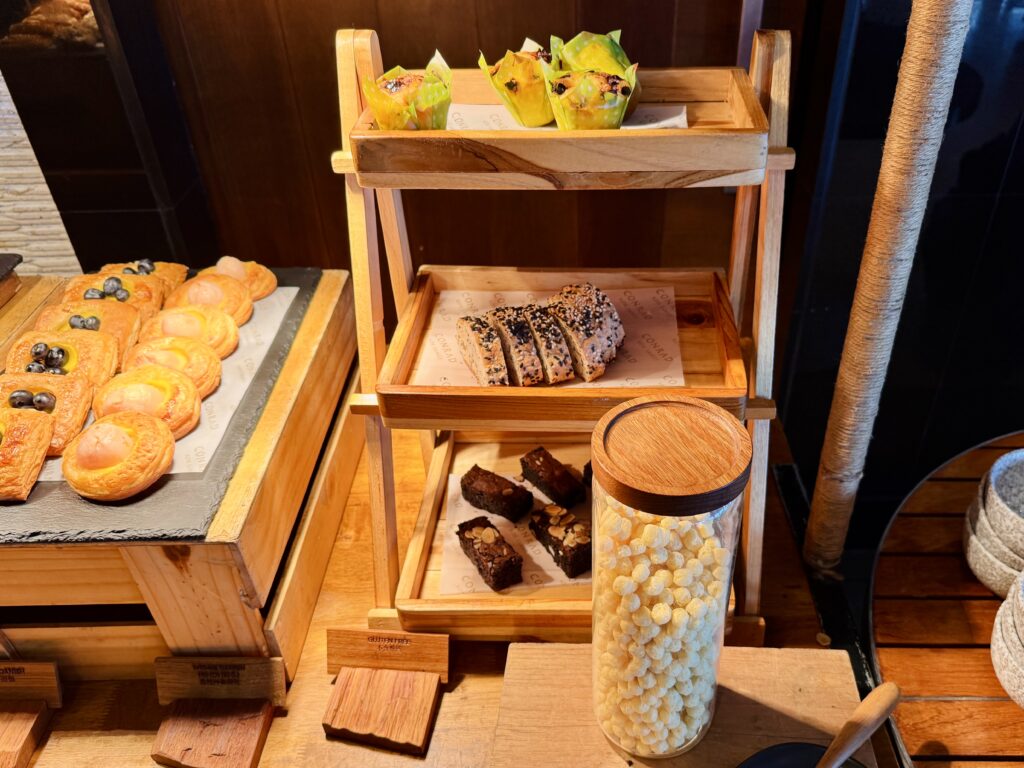 コンラッド コ サムイ 朝食 パンコーナー